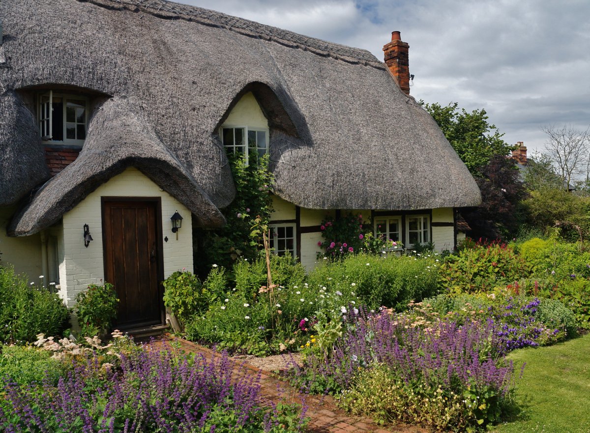 Lush Frame For The Entrance of Cottage Garden