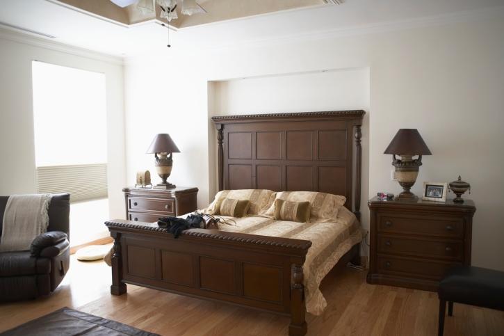 bedroom-with-large-headboard