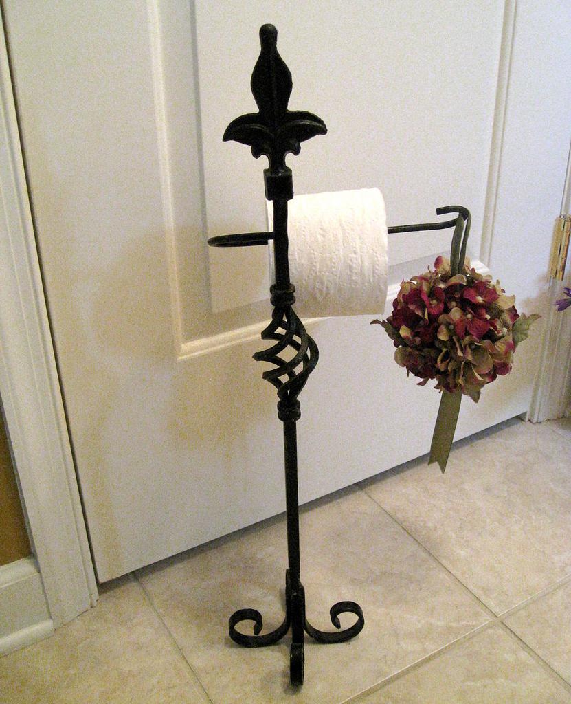 Inexpensive-Toilet-Paper-Stand