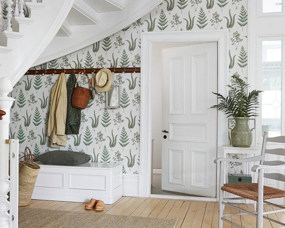 entry-farmhouse-with-traditional-wallpaper-rolls