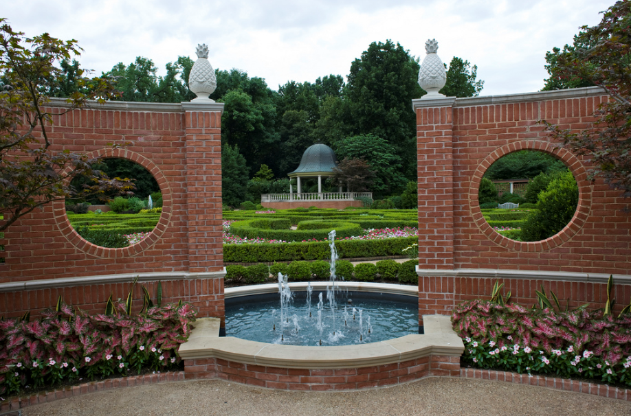 A brick fence can also carry a decorative function