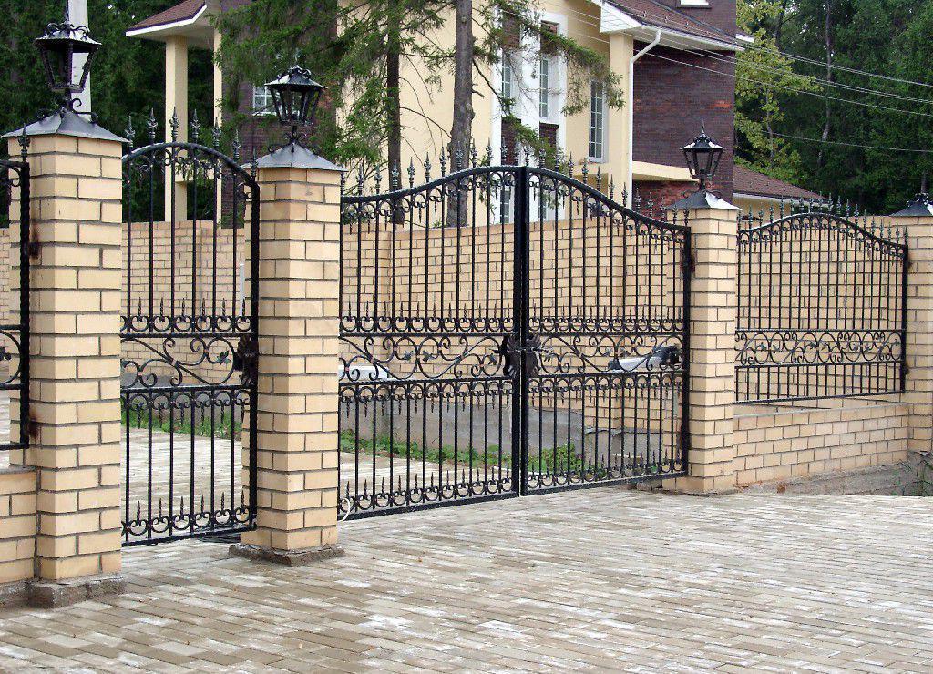 Brick fences with elements of forging look very impressive