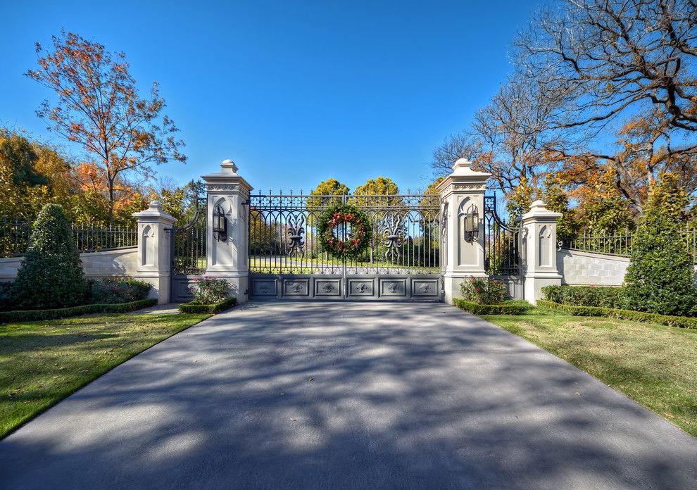 Forged gates perfectly combined with temporary decorations