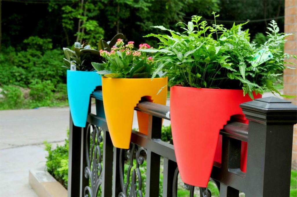 Special pots with fastening on the fence