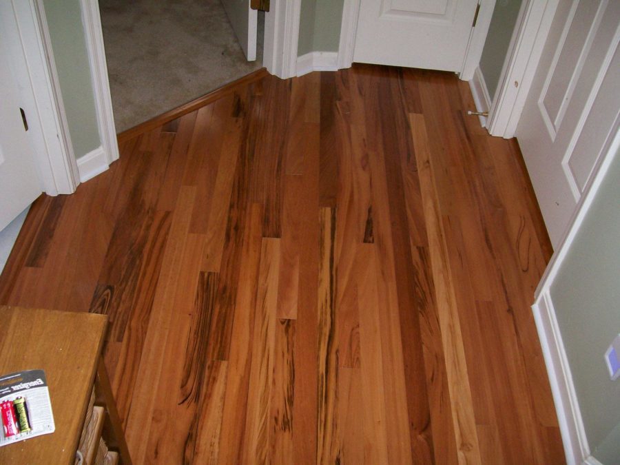 Laminate Harwood-Flooring Tile in Brown Color Combined with Green Wall