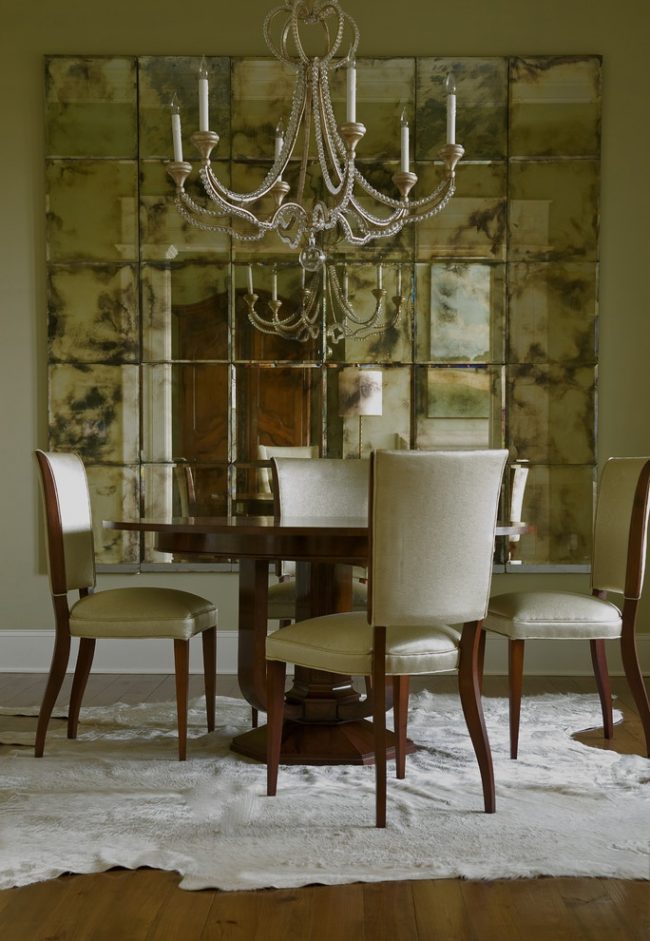 Mirror tile with a patina effect in the dining room design