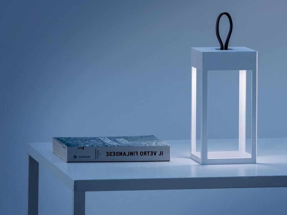 Portable table lamp