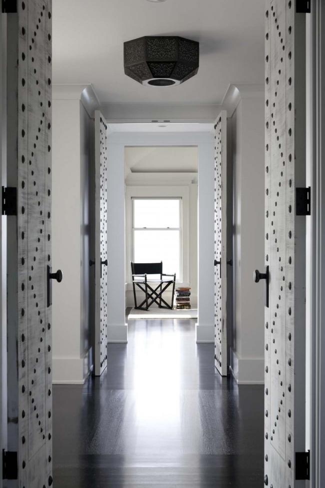 Unusual decor of interior doors