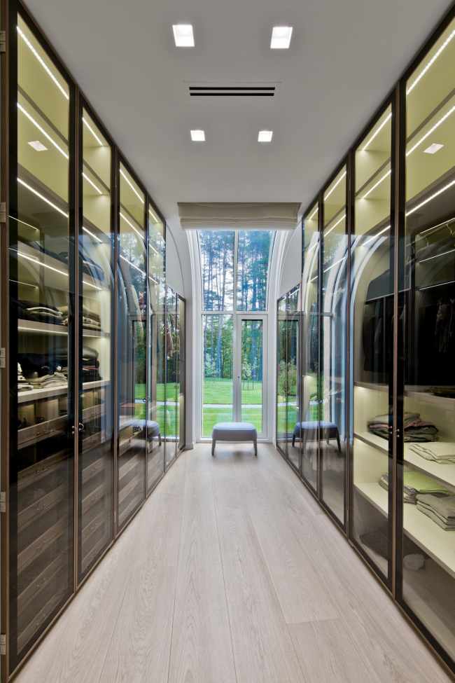 Elongated dressing room with transparent cabinets