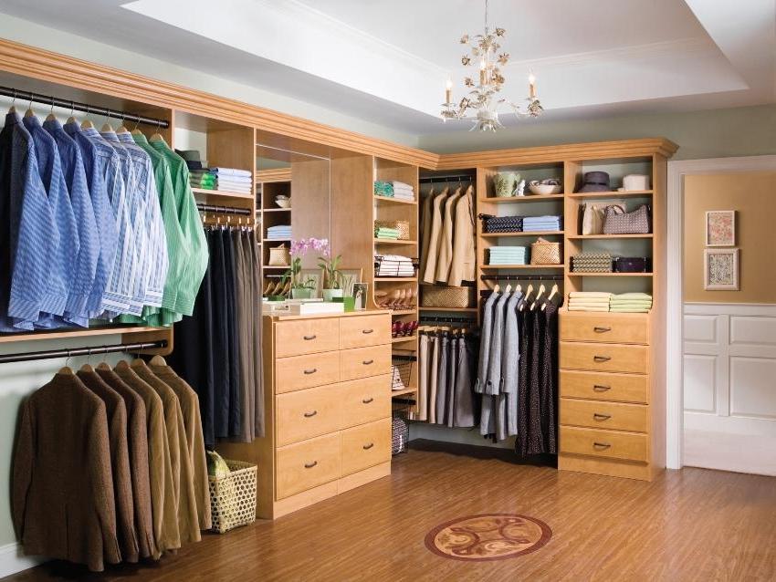 L-shaped arrangement of wardrobe closets