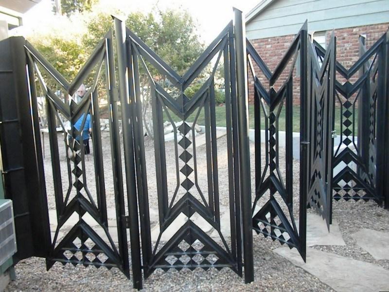 Folding gate