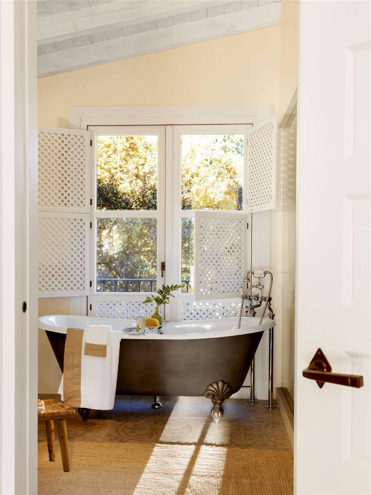 BATHTUBS WITH RETRO ESSENCE