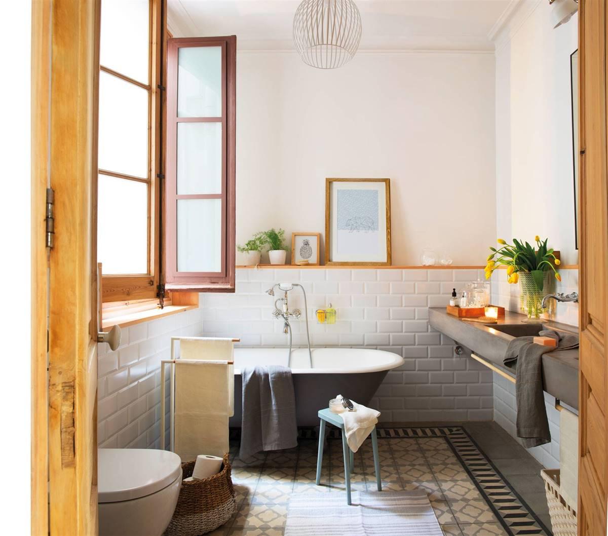 CLASSIC BATHTUB IN A MODERN BATHROOM