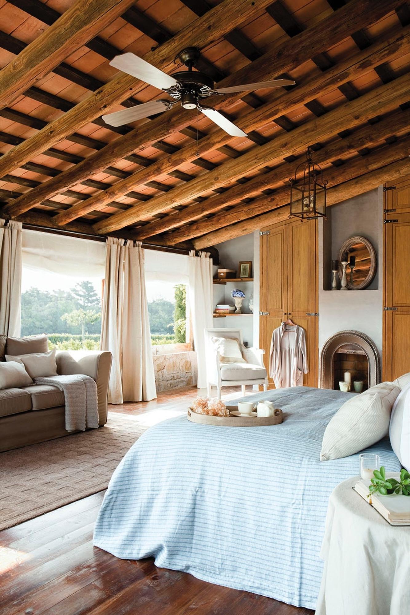 Ceiling with wooden beams and parquet flooring