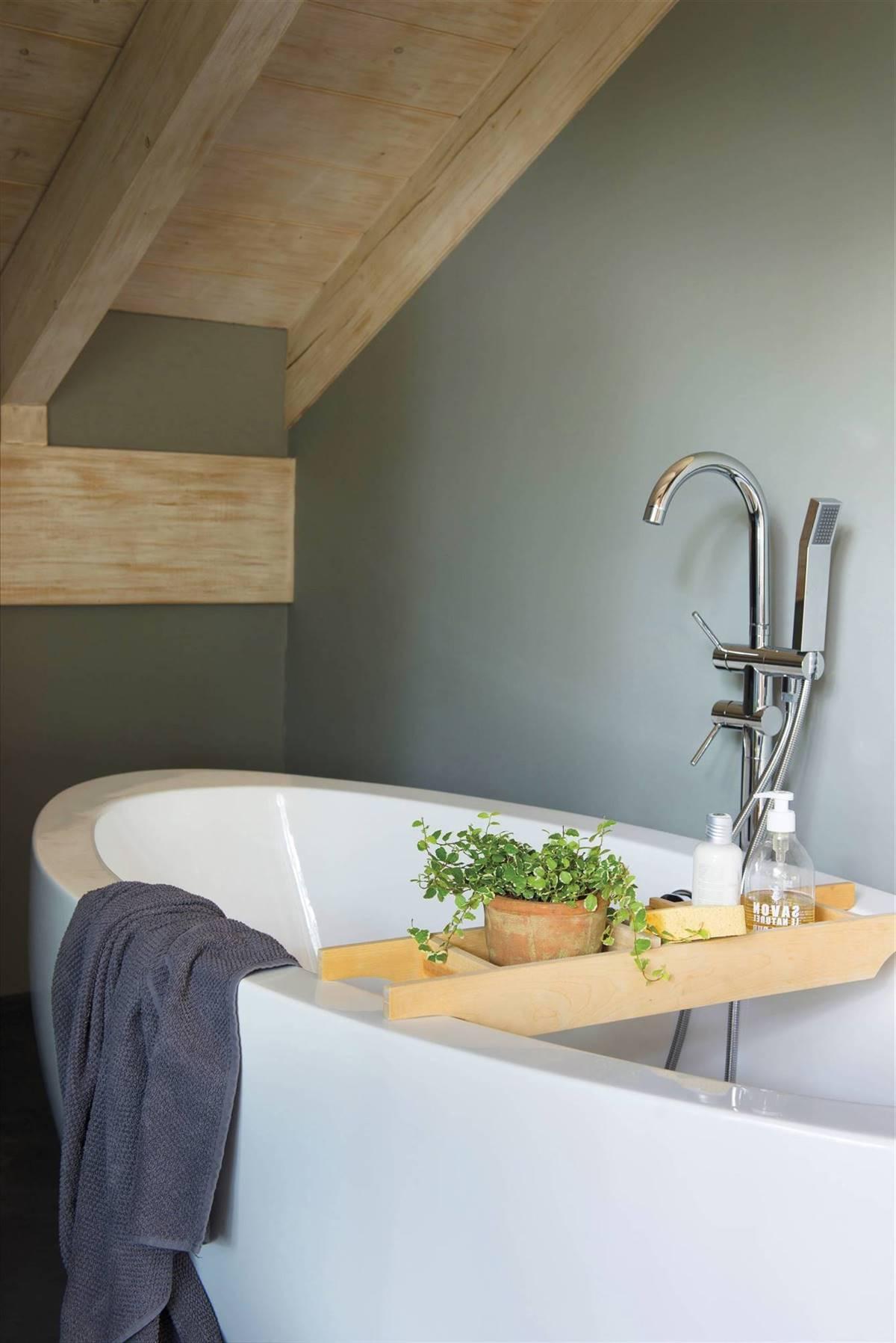 Tray style bathtub