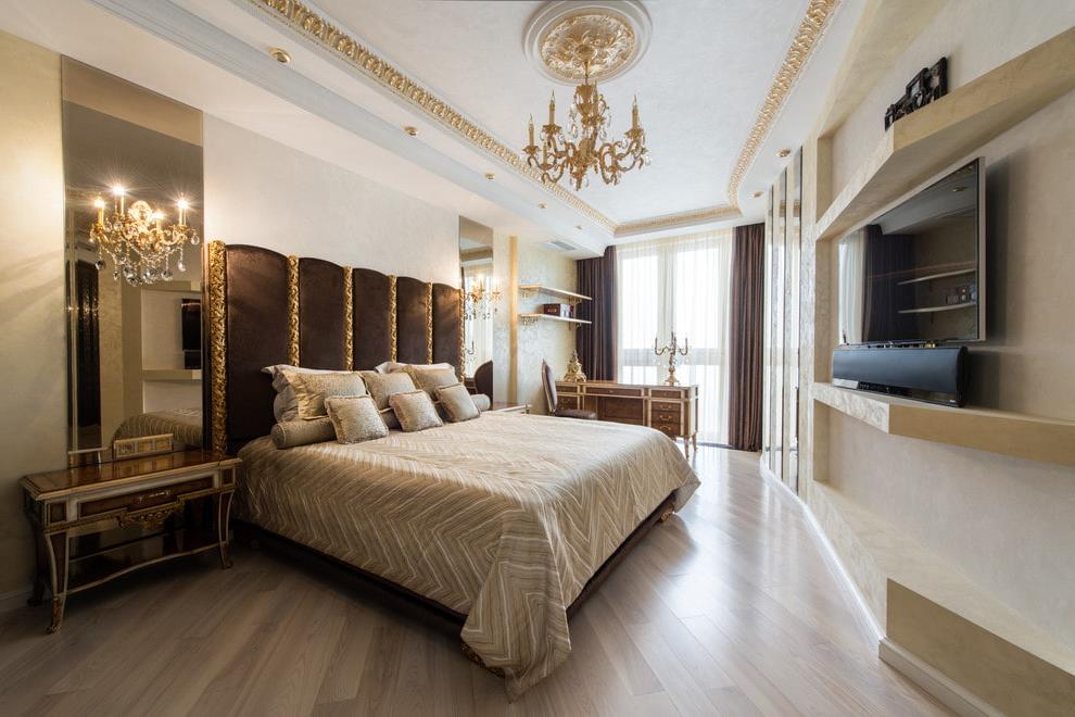 bedroom with a ceiling