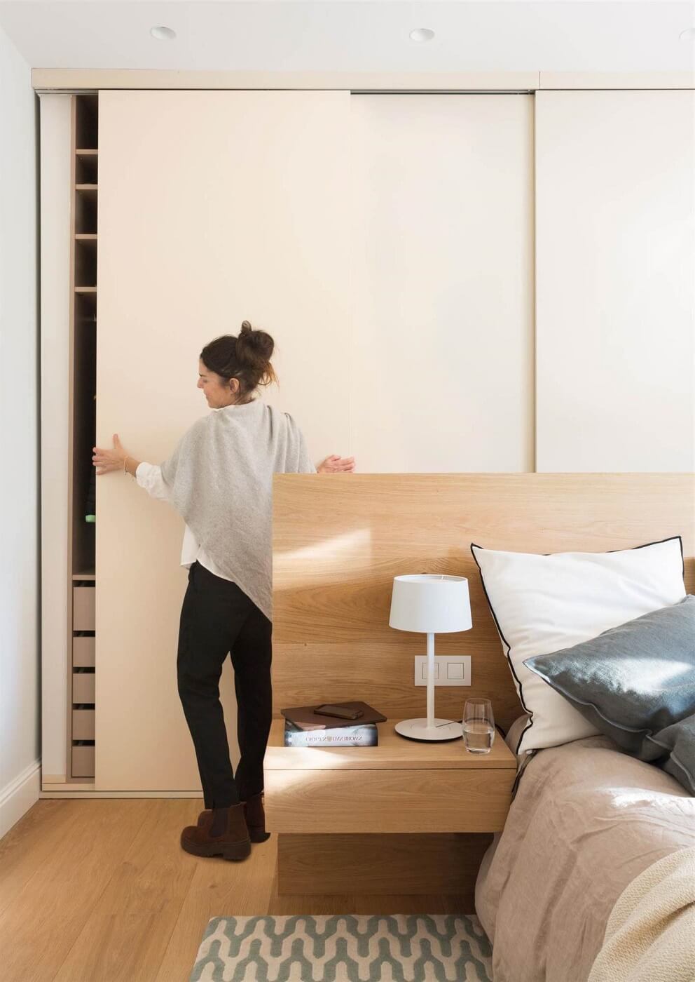 CABINETS WITH SLIDING DOORS