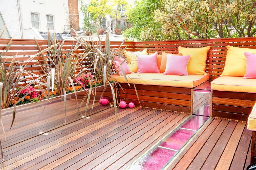 Decking is not subject to temperature changes and adverse atmospheric phenomena