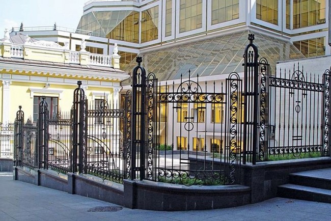 Forged fences on a marble base will last for many decades