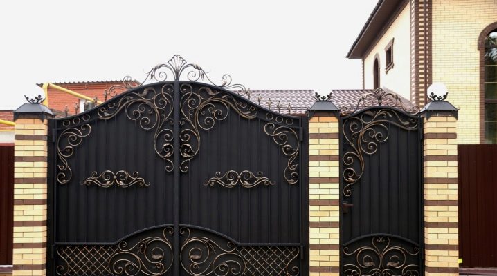 Gates from corrugated board with forging elements