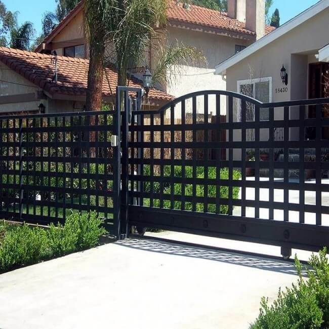 Simple and reliable forged fence