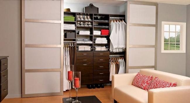 Sliding compartment doors for a dressing room