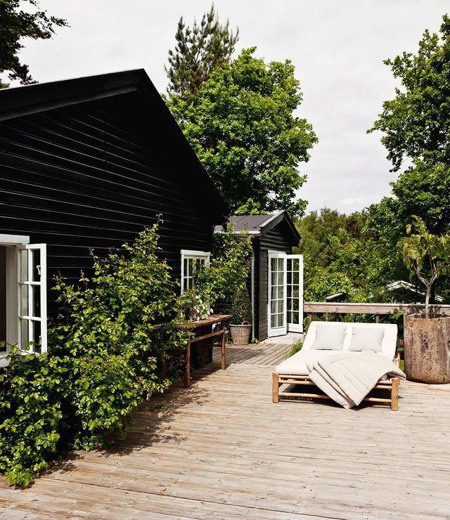 The light decking contrasts beautifully with the dark house siding