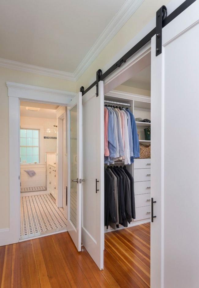 Using a compartment door in a large dressing room