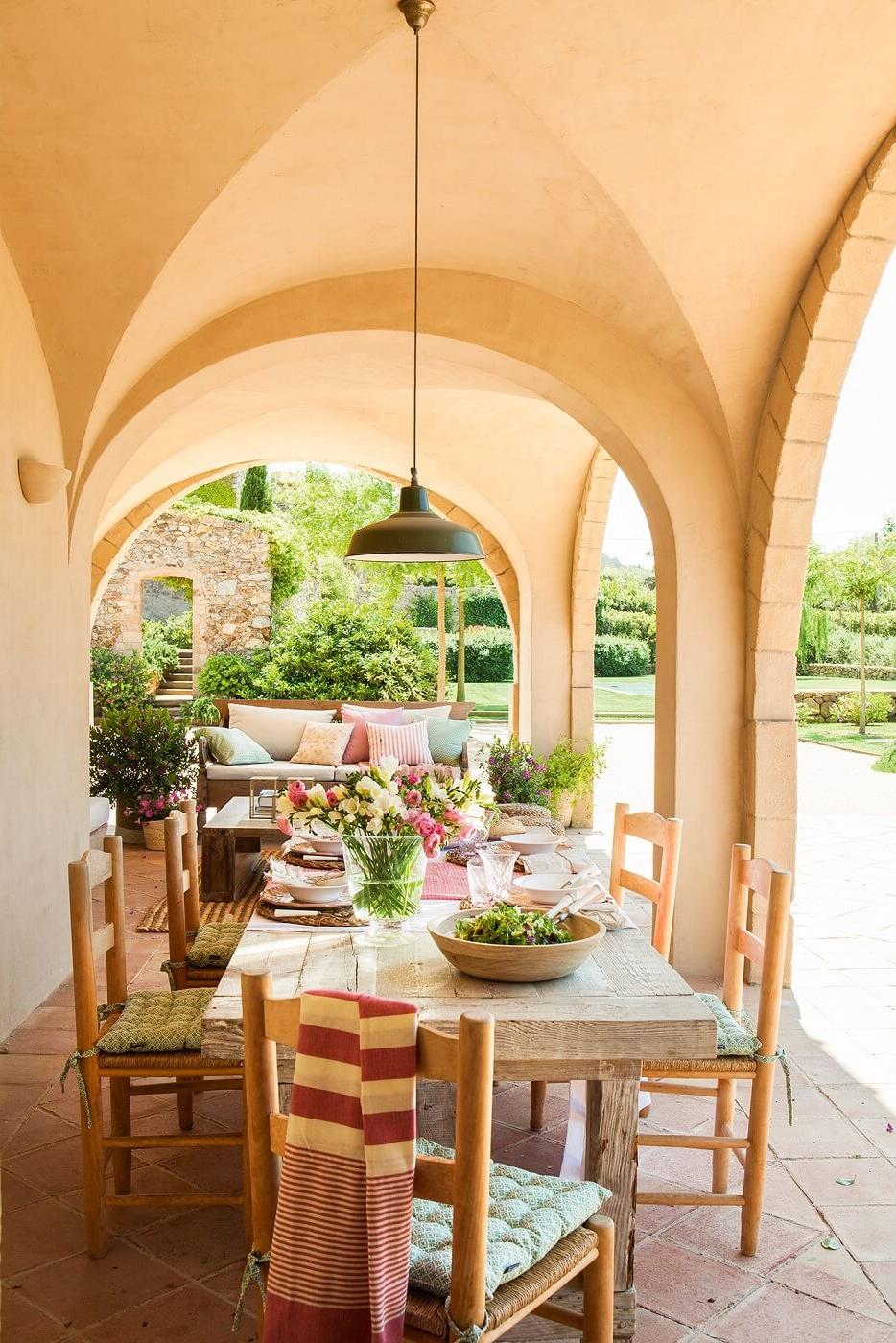 country-inspired dining room