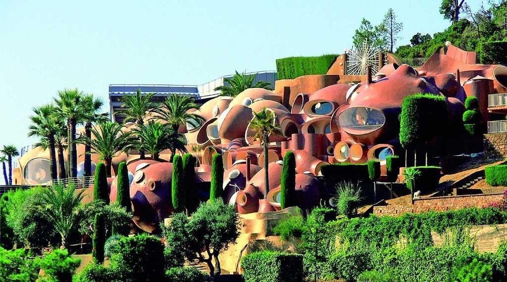 Bubble house of Pierre Cardin in France2