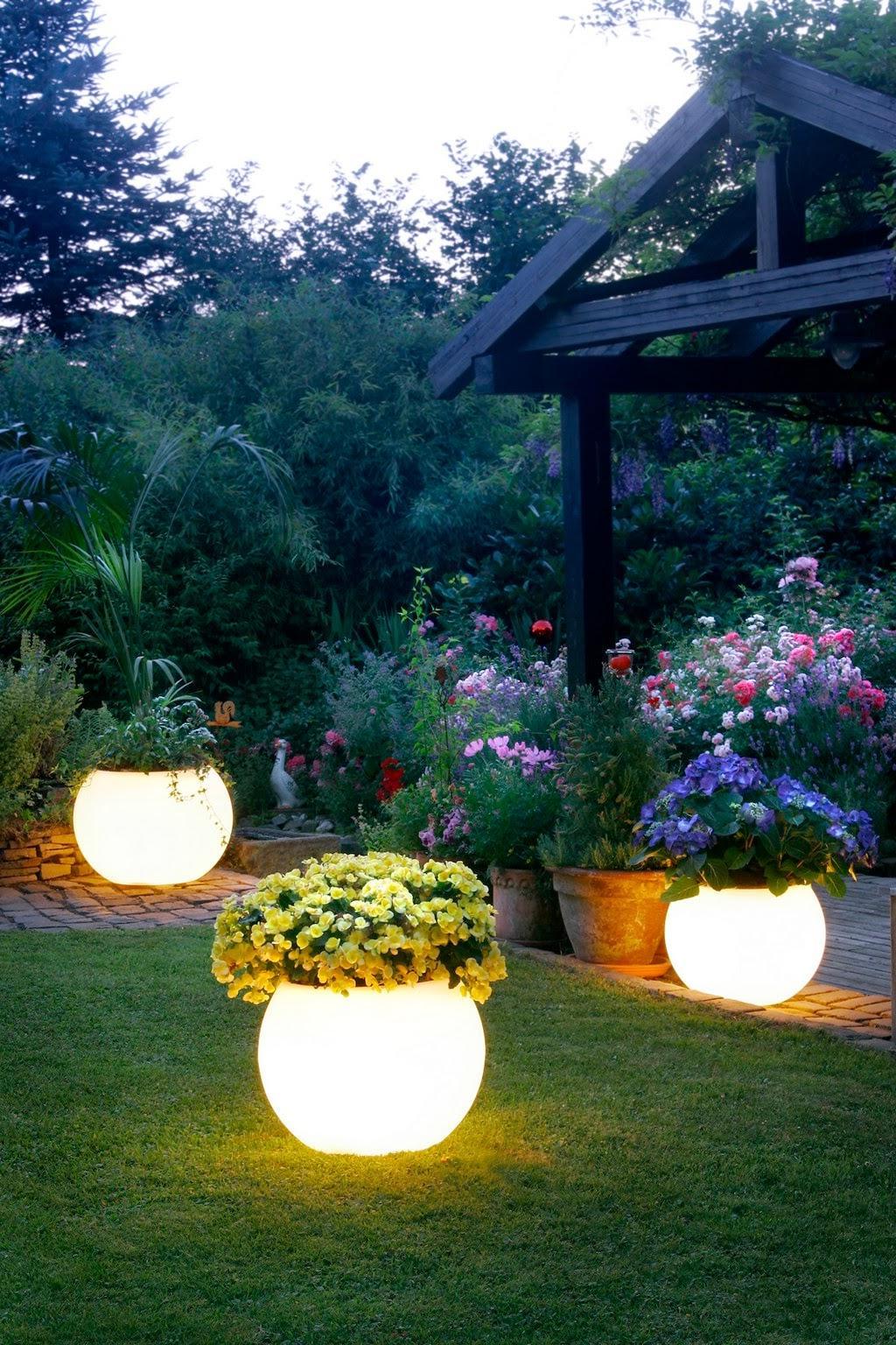 Flowerpots glowing in the dark is a very functional idea, since at night they play the role of lamps and in the daytime they are ordinary flowerpots