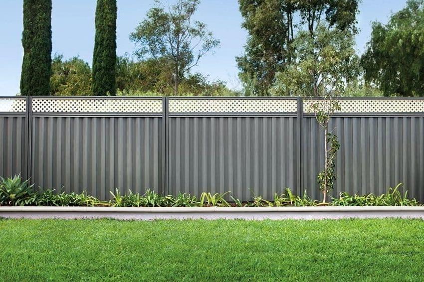 Graphite color - the most popular in the design of fences and fences