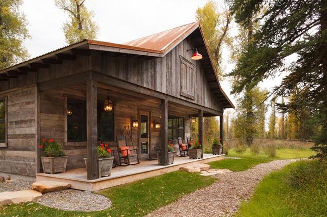 The house, made entirely of wood, will be decorated with flower boxes in the same style.