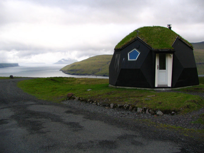 The needle (Eskimo hut of hardened snow)