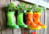 do not rush to throw out unnecessary rubber boots, because they can be used in the country as a house for flowers