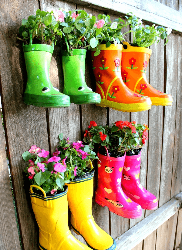 do not rush to throw out unnecessary rubber boots, because they can be used in the country as a house for flowers
