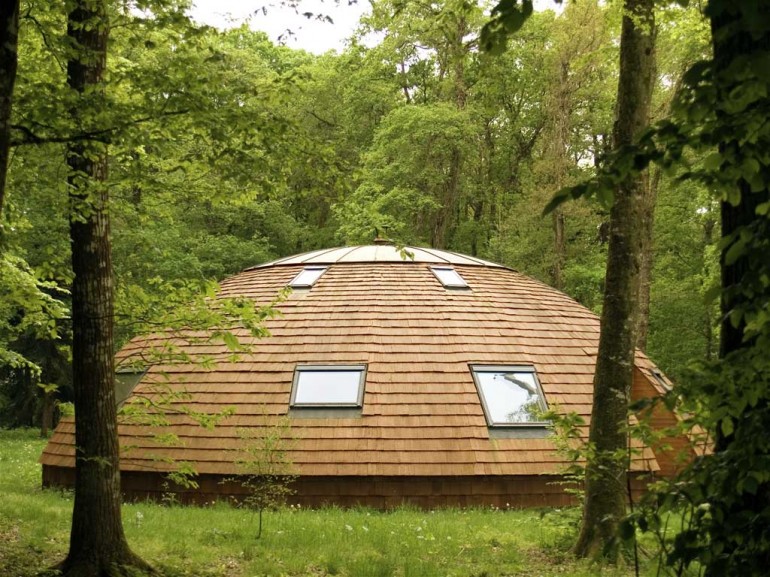 roof is covered with tiles of rot-resistant red cedar