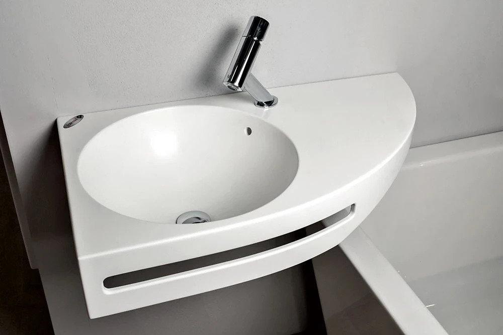 Asymmetric washbasin with towel rail