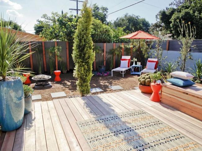 A cozy courtyard surrounded by a corrugated board fence