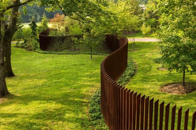 A fence made of a metal picket fence is a fairly new product on the domestic construction market.