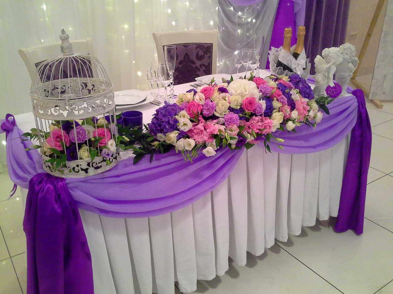 Balls in the decoration of the wedding hall