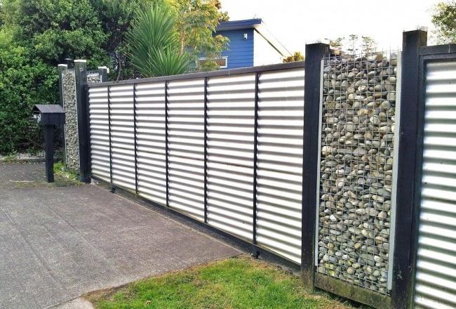 Combined corrugated fence