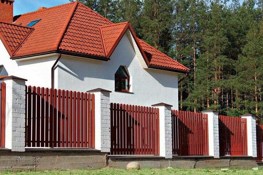 Combined metal and brick fencing