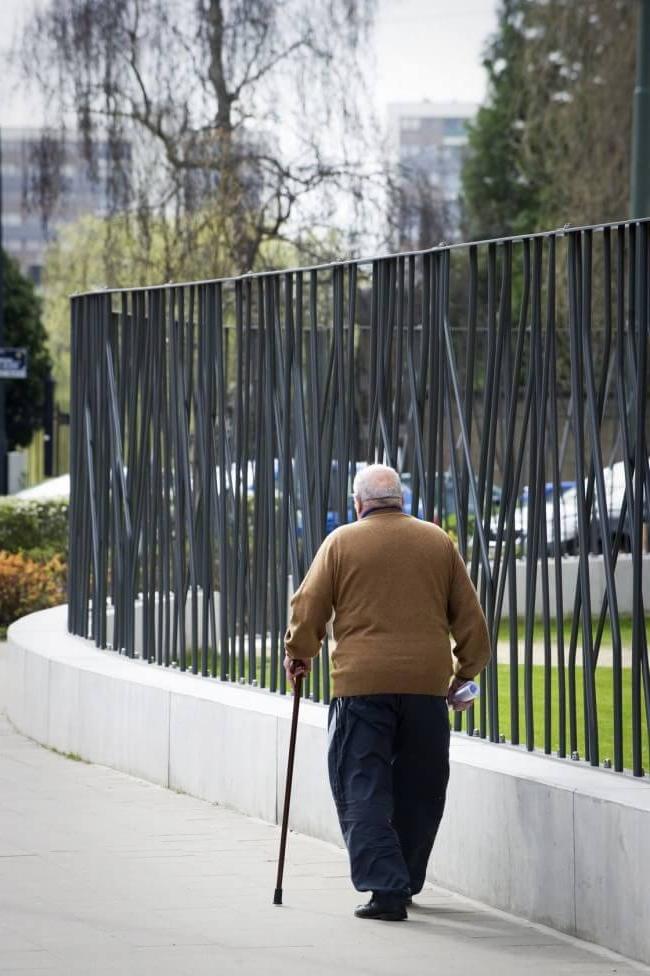 Combined picket and concrete fence