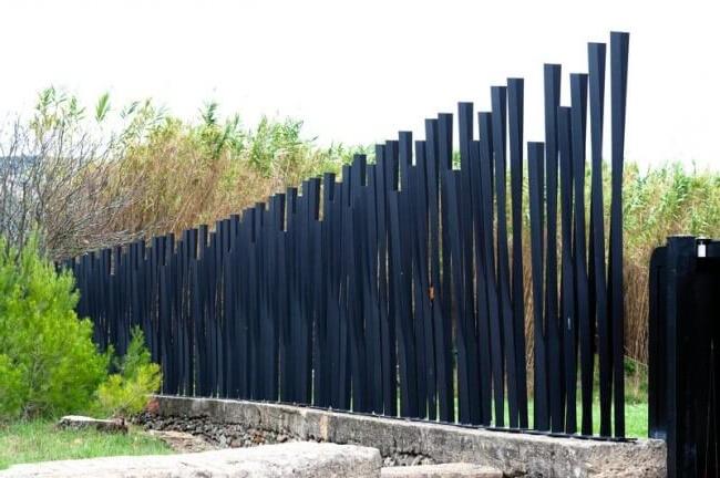 Fancy-shaped metal picket fence