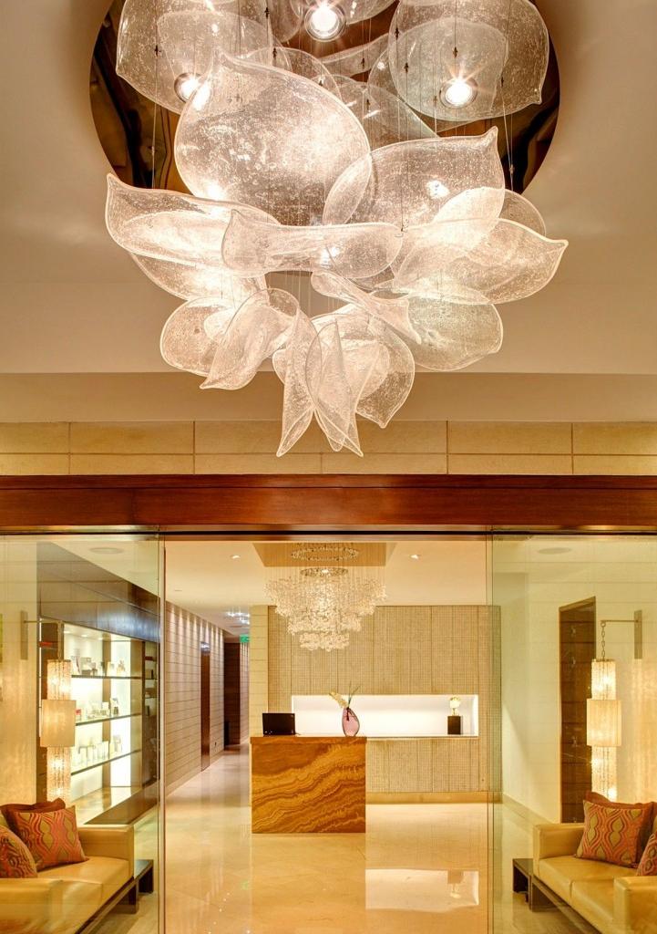 The light of these fixtures is soft, but gives clarity to objects, and so balanced that it seems as if it penetrates the house, illuminating everything around.