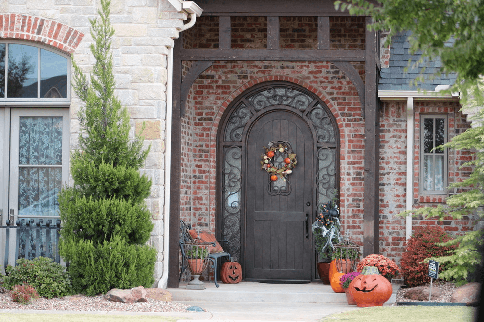 The use of forging secrets preserved from ancient times makes such doors unusually beautiful