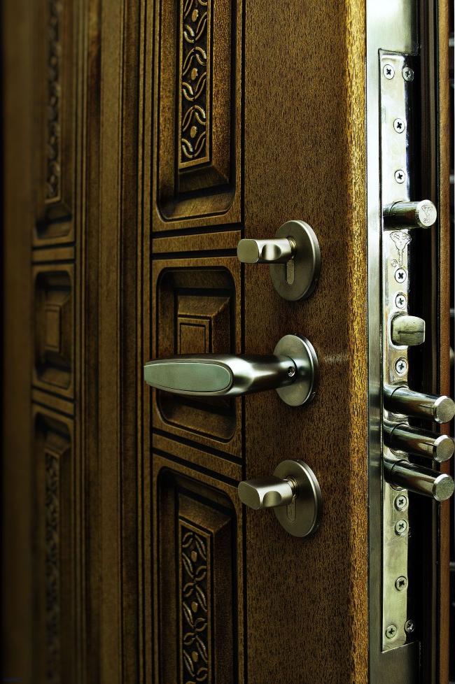 When choosing a door, special attention should be paid to the lock.