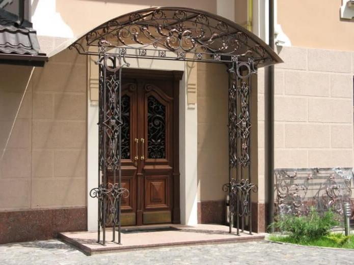 porch is decorated with an openwork visor, which is supported by two steel columns in the same style