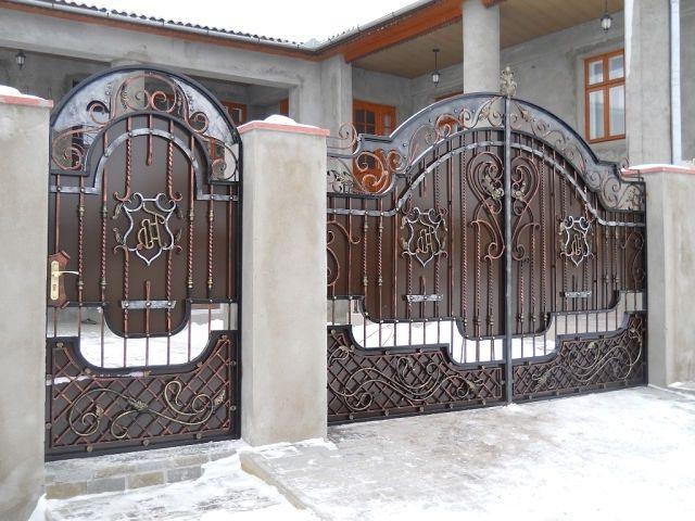 A gate with a wicket will allow you to easily enter the site without opening the gate itself